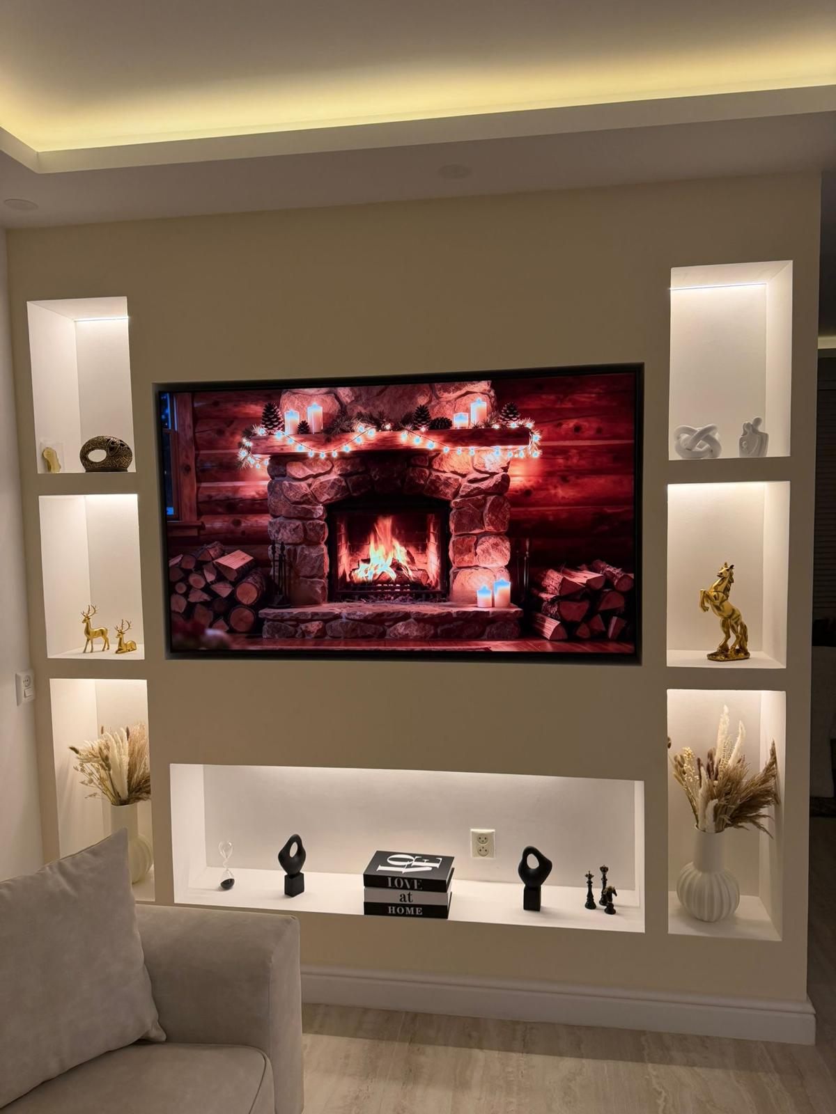 Cinewall met verlichte nissen en een verlaagd plafond met ledverlichting