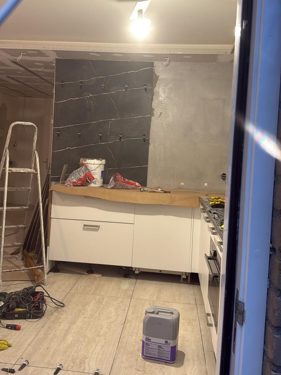 Grootformaat wandtegels in de keuken, gesteld met nivelleerclips