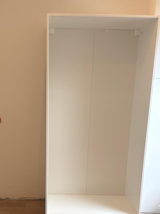 Frame van een PAX-kast, gesteld en klaar om af te bouwen