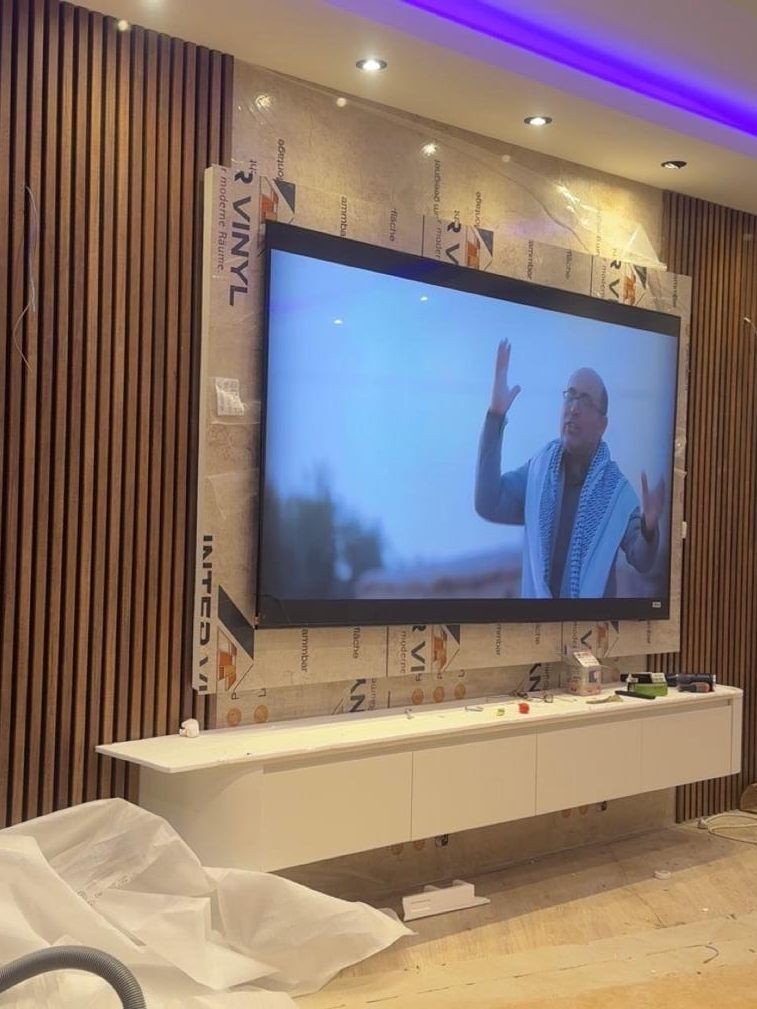 Cinewall tijdens de opbouw, met beschermfolie nog op de panelen